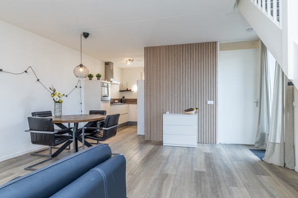 Foto - Te koop: Op goede en in geliefde woonwijk in Voerendaal gelegen halfvrijstaande bovenwoning (type B3 maisonnette), met o.a. dakterras, separate berging op de begane grond en eigen parkeerplaats. 